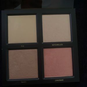 Huda Beauty 3D highlighter pallet
